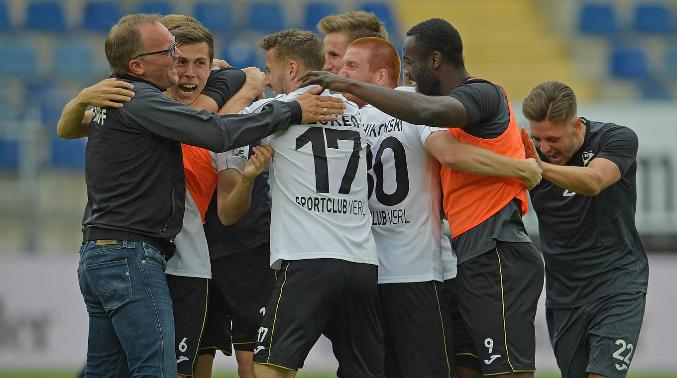 Der SC Verl wird in der kommenden Saison erstmals in seiner Vereinsgeschichte in der 3. Liga an den Start gehen. Im Aufstiegsrückspiel reichte dem Team von Trainer Guerino Capretti ein 1:1 gegen Lok Leipzig. Das Hinspiel war 2:2 ausgegangen.  © 2020 Getty Images