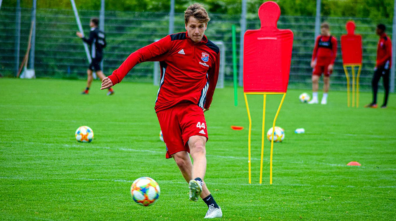 Profidebüt mit nur 17 Jahren und 18 Tagen: der Hachinger 17-jährige Viktor Zentrich (r.) © Imago