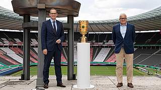 Mayor of Berlin Michael Müller and DFB president Fritz Keller pose with the DFB-Pokal © 