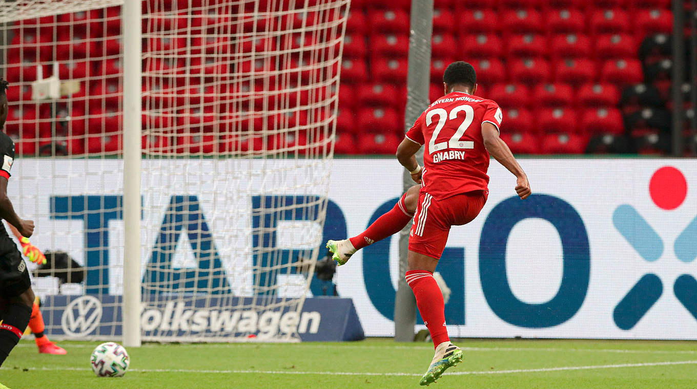 Kompromisslos: Serge Gnabry trifft zum 2:0 für den FC Bayern © GettyImages