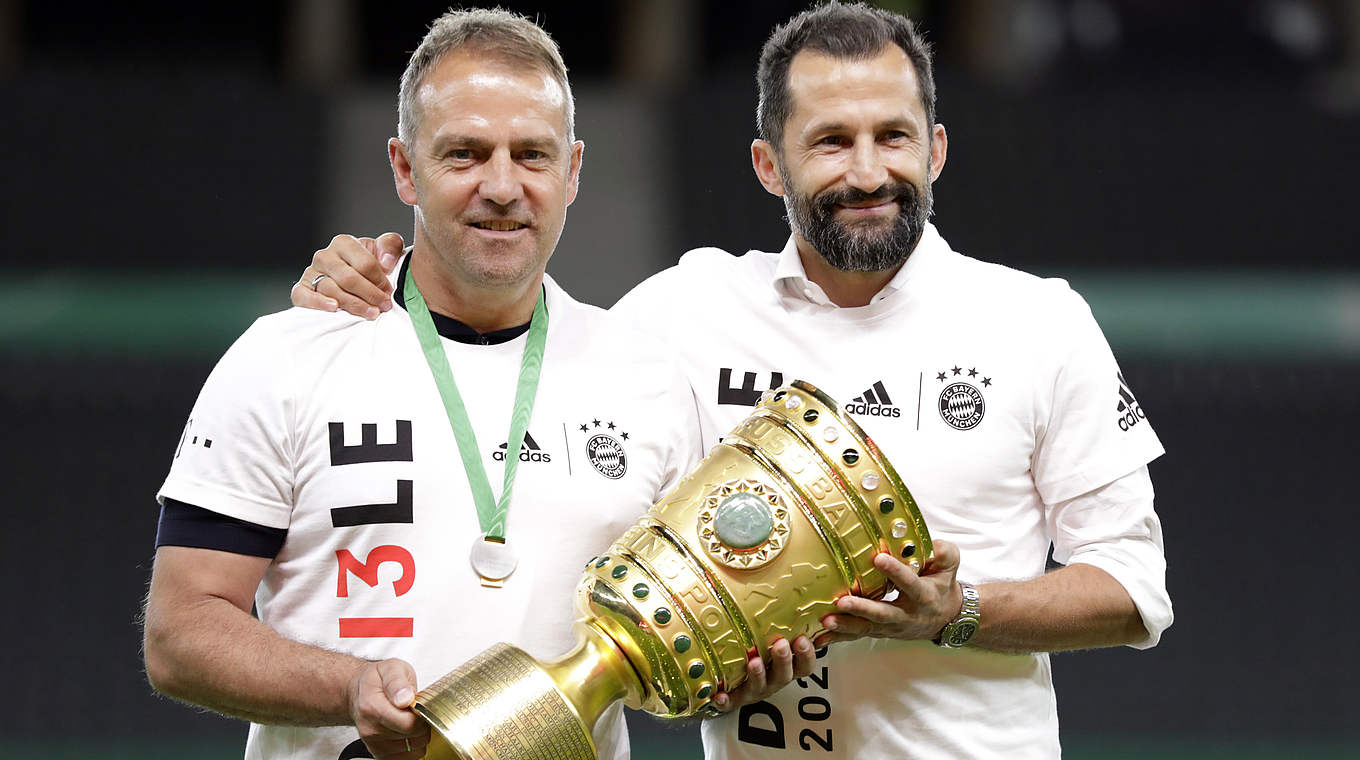 Flick (l.) celebrates his first DFB-Pokal title as a coach.  © Thomas Böcker/DFB