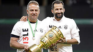 Flick (l.) celebrates his first DFB-Pokal title as a coach.  © Thomas Böcker/DFB