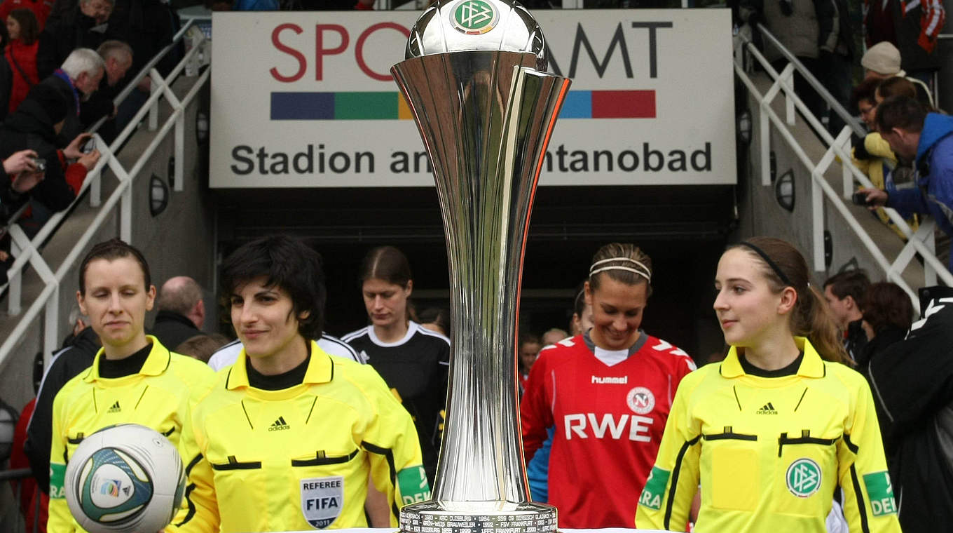 Historisch: Hussein (2.v.l.) leitet 2010 das erste eigenständige Frauen-Pokalfinale © imago sportfotodienst