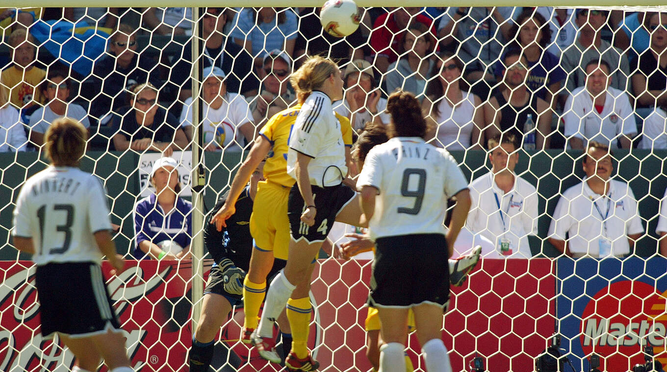 "Das Timing hat einfach gepasst": Künzer (M.) erzielt bei der WM 2003 das Golden Goal © Getty Images