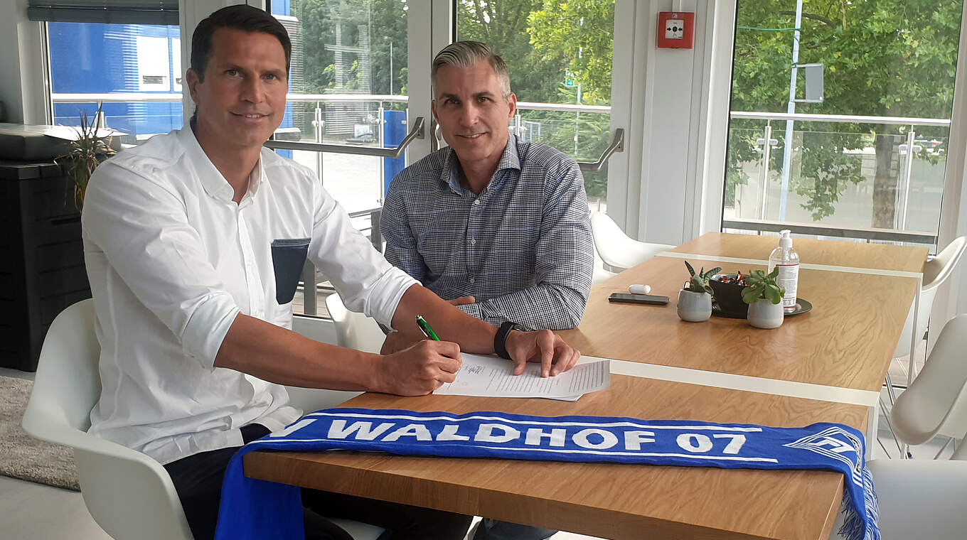 Neue Aufgabe in Mannheim: Trainer Patrick Glöckner (l.) bei der Vertragsunterschrift © Waldhof Mannheim