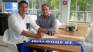 Neue Aufgabe in Mannheim: Trainer Patrick Glöckner (l.) bei der Vertragsunterschrift © Waldhof Mannheim