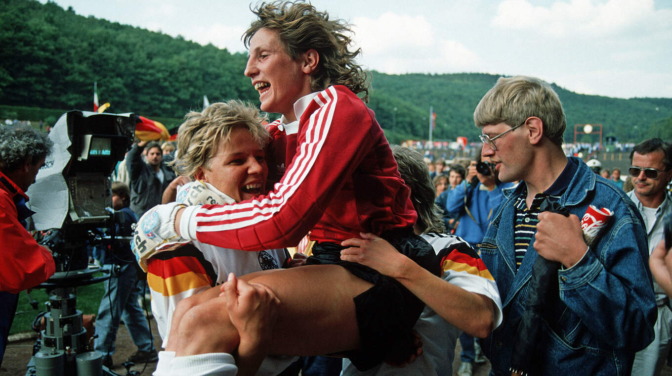 Isbert (o.): "Erstmaliger Gewinn der Europameisterschaft hat uns viele Türen geöffnet" © 1989 Getty Images
