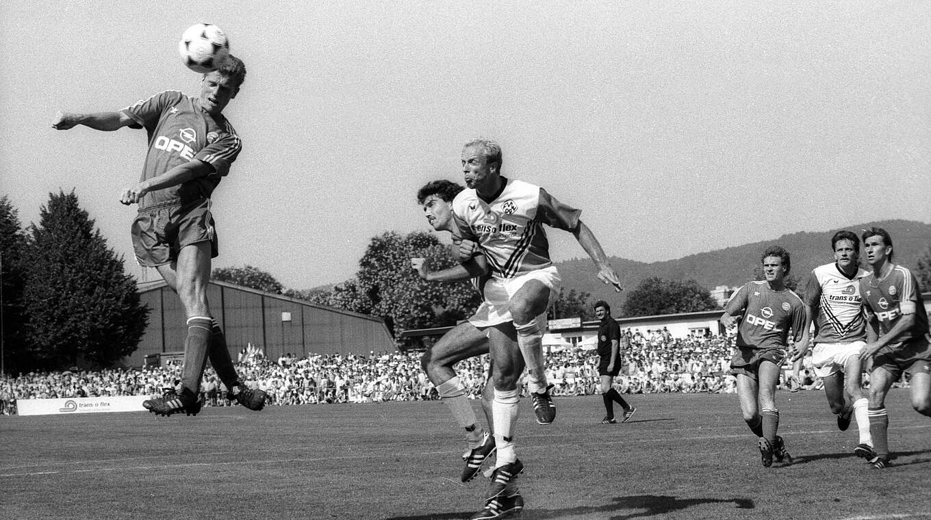 Flog erst zum Kopfball, dann vom Platz: Bayerns Thomas Strunz (l.) © imago