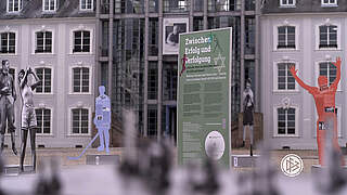 Stehen im Mittelpunkt der Ausstellung: Silhoutten von deutsch-jüdischen Sportlern © DFB-TV