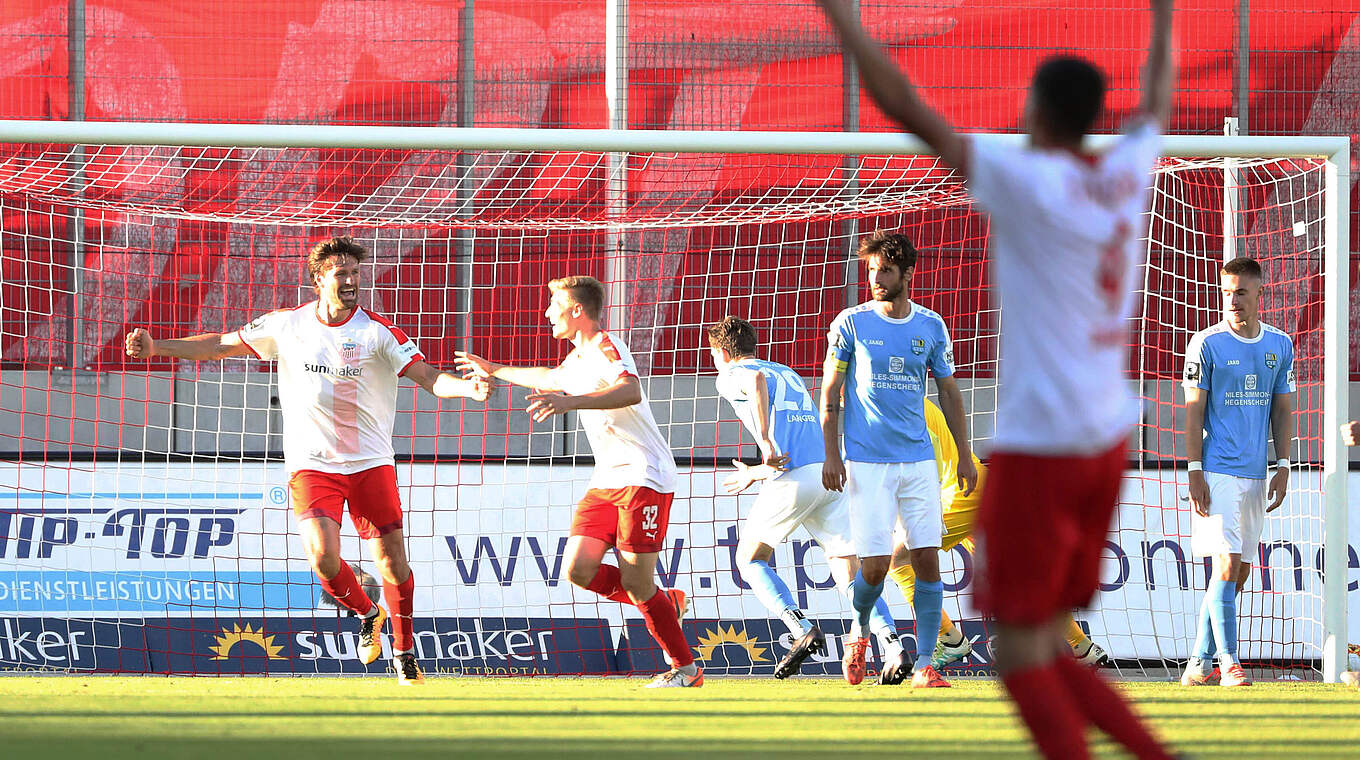 König (l.): "Als erfahrener Spieler kann man die jüngeren Spieler an die Hand nehmen" © imago images/Picture Point