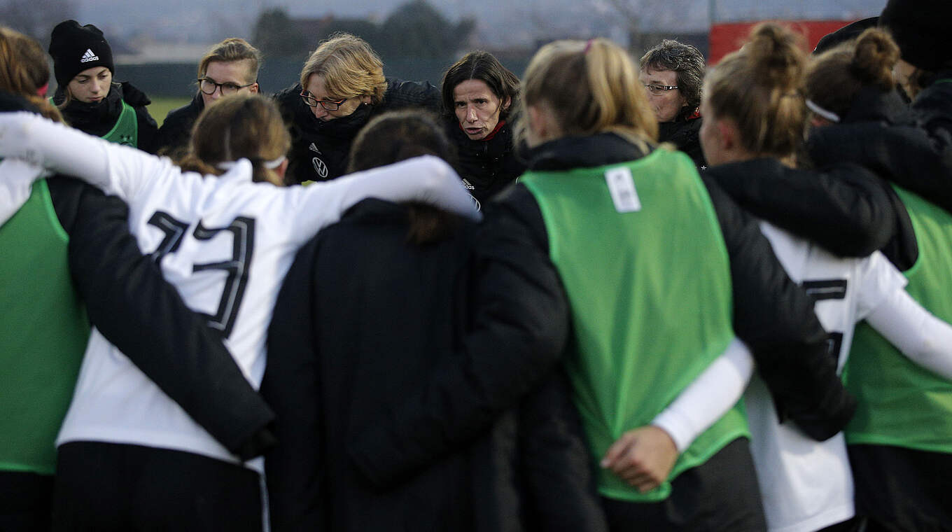 U 15-Trainerin Bettina Wiegmann (M.): "Die Mädels geben einem so viel zurück" © Getty Images