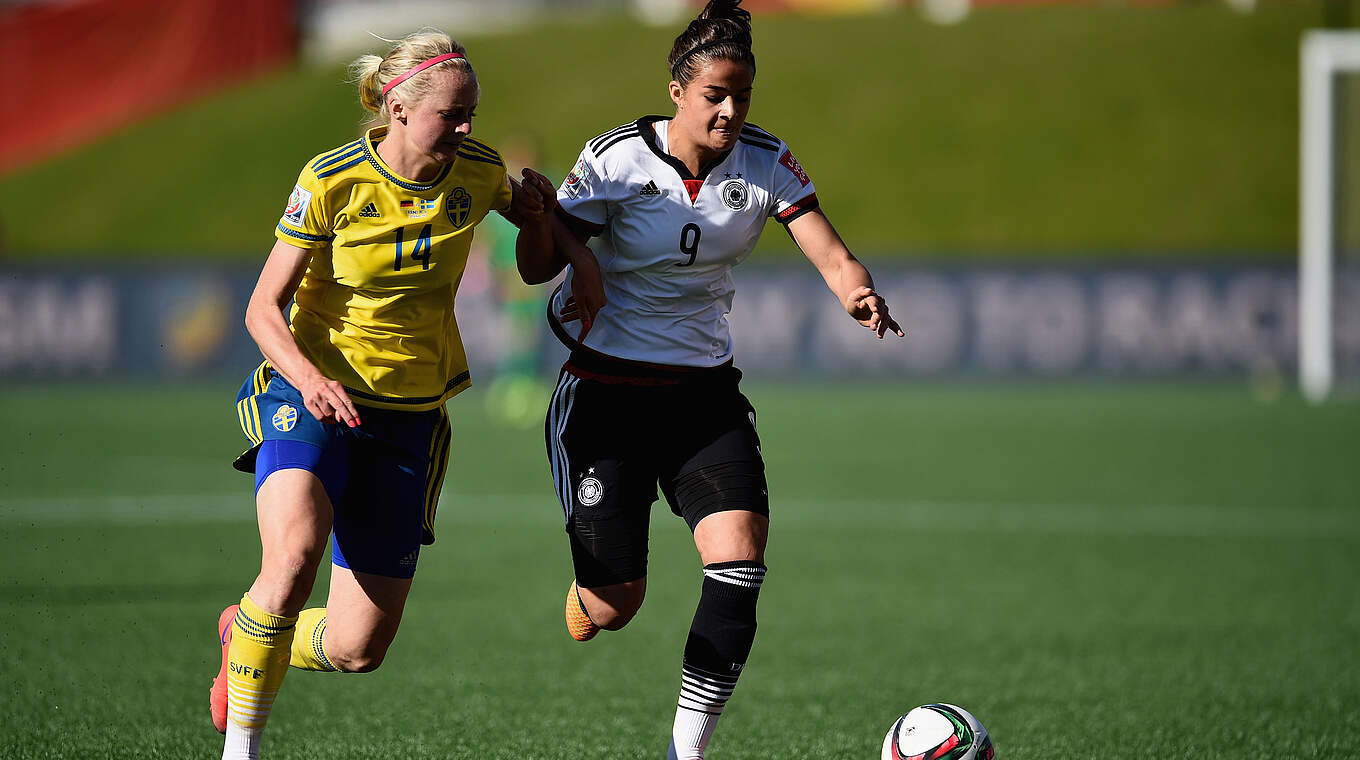 25-malige Nationalspielerin Lotzen (r.): "Der Frauenfußball hat sich enorm entwickelt" © Getty Images