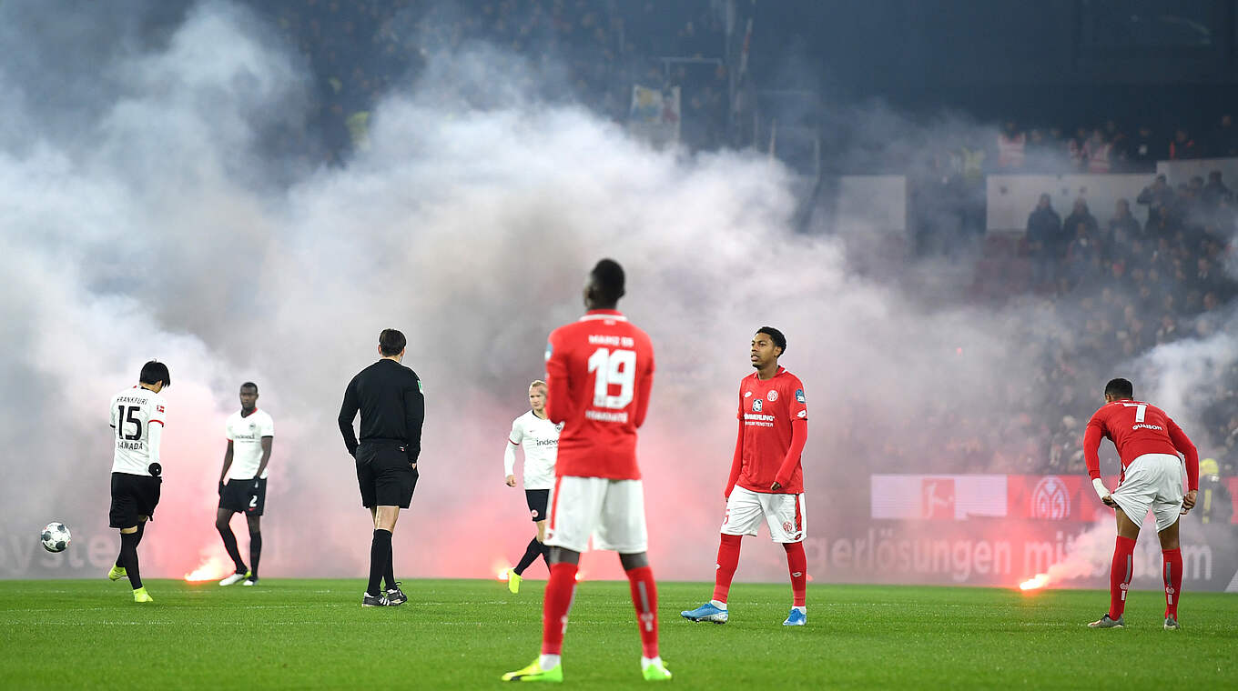 Pyrotechnik im Frankfurter Zuschauerbereich: 75.000 Euro Strafe für die Eintracht © Getty Images
