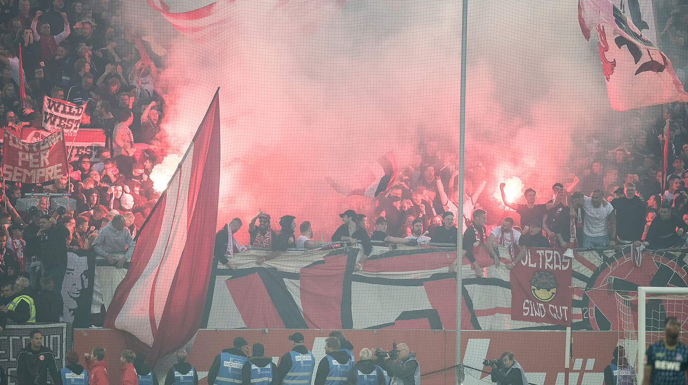 Rheinisches Bundesliga-Derby: Düsseldorf-Anhänger brennen Pyrotechnik ab © Imago
