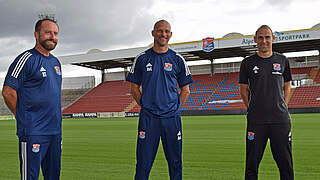 Arie van Lent (M.) mit seinem Trainerteam: Roman Tyce (l.) und Robert Lechleiter © SpVgg Unterhaching