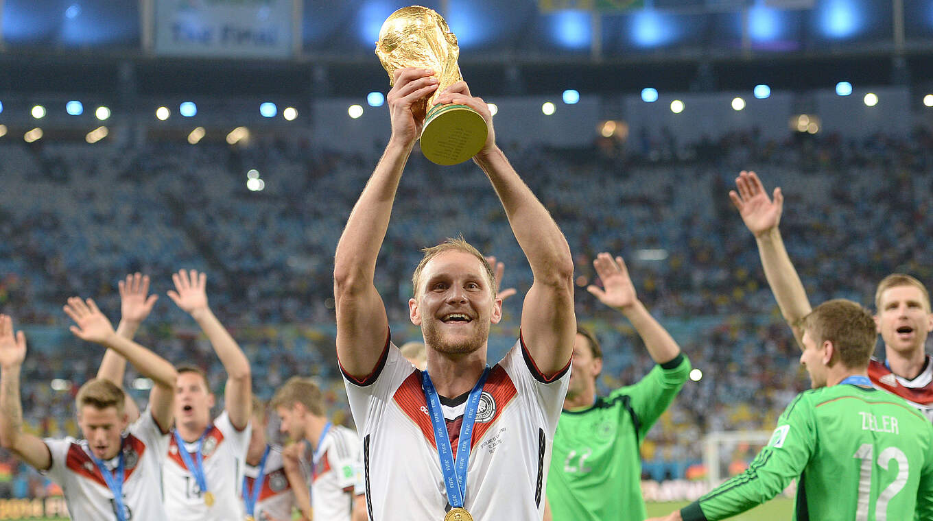 Letzter Zugang des Kuratoriums: Weltmeister Benedikt Höwedes (v.) © imago