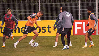 Belastungssteuerung: Die Spieler trainieren zunächst in Kleingruppen © DFB | PHILIPPREINHARD.COM