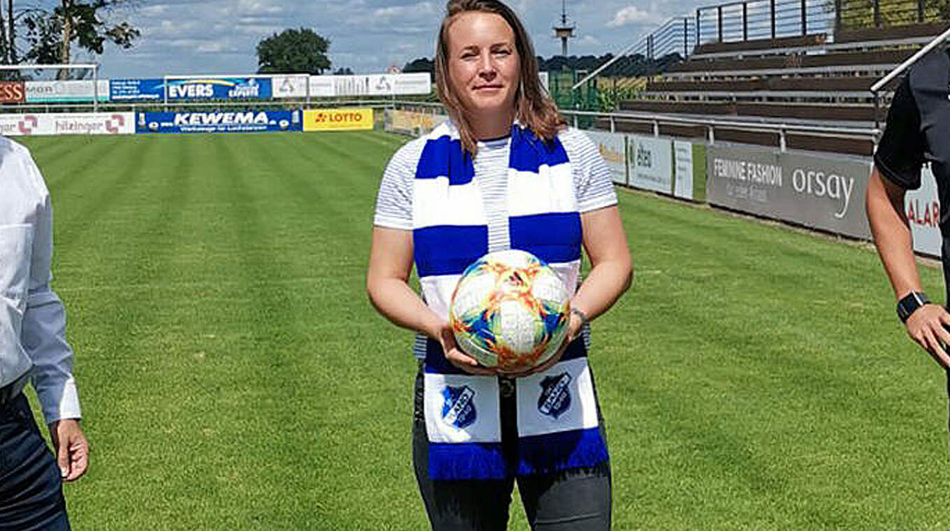 Premiere: Nora Häuptle ist die erste schweizer Trainerin in der Frauen-Bundesliga © Jessica Prelle