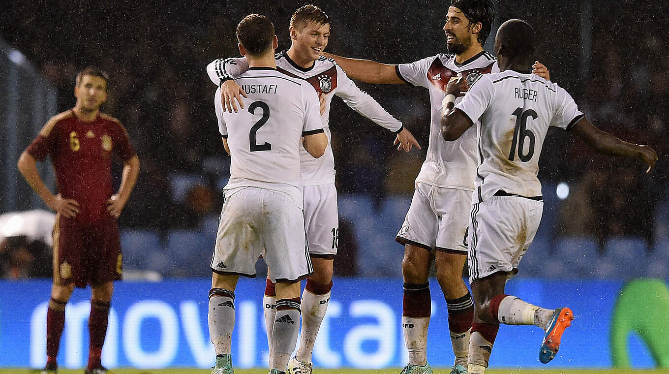 Letzter deutscher Sieg: Toni Kroos (3.v.r.) bejubelt 2014 seinen Treffer in Vigo © Getty Images