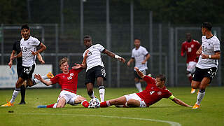 Gleich von zwei Dänen in die Zange genommen: Youssoufa Moukoko (M.) © 2020 Getty Images