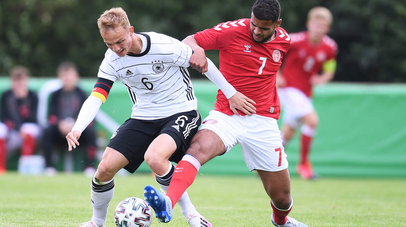 Den Ball im Blick: Mittelfeldspieler Niklas Tauer gegen Dänemark © 2020 Getty Images