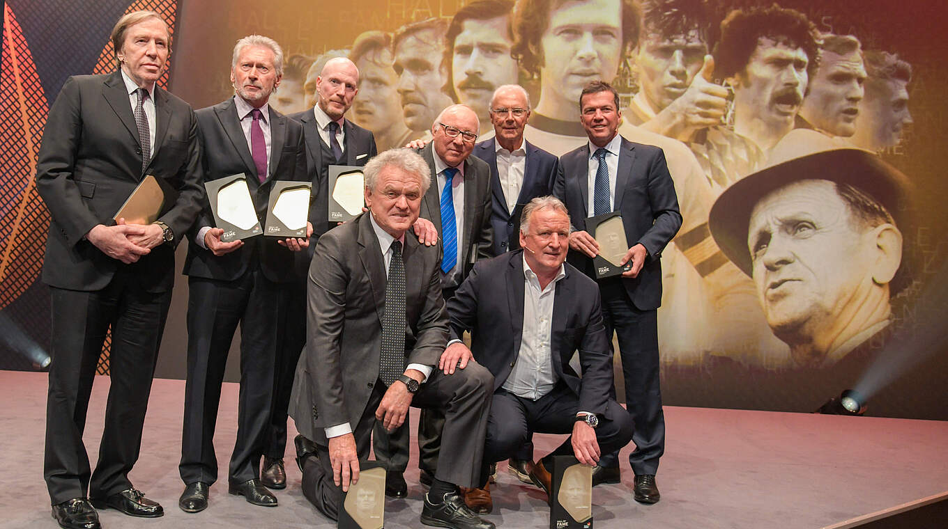 2018 wurde Beckenbauer (oben, Zweiter von rechts) in die erste Elf der "Hall of Fame des deutschen Fußballs" aufgenommen.  © Getty Images