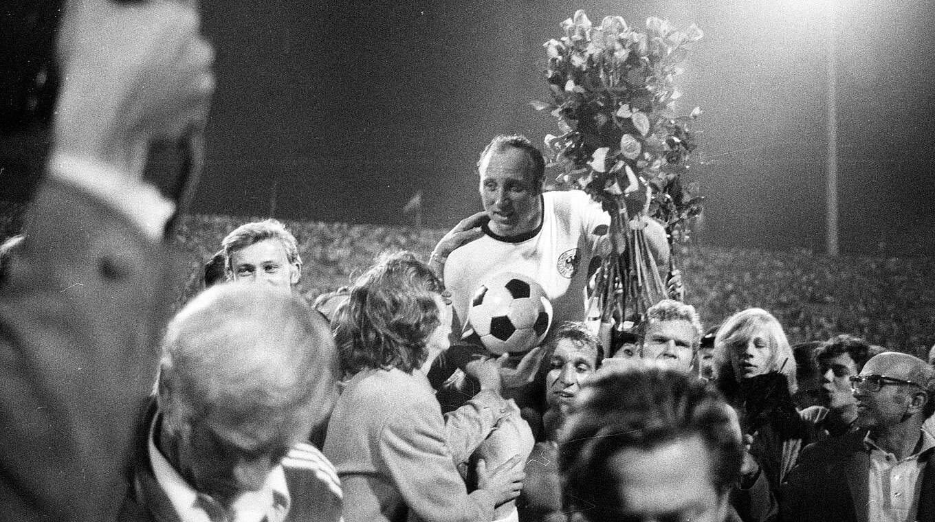 Mit 72 Rosen in der Hand: Die Mannschaftskameraden lassen Uwe Seeler hochleben © imago