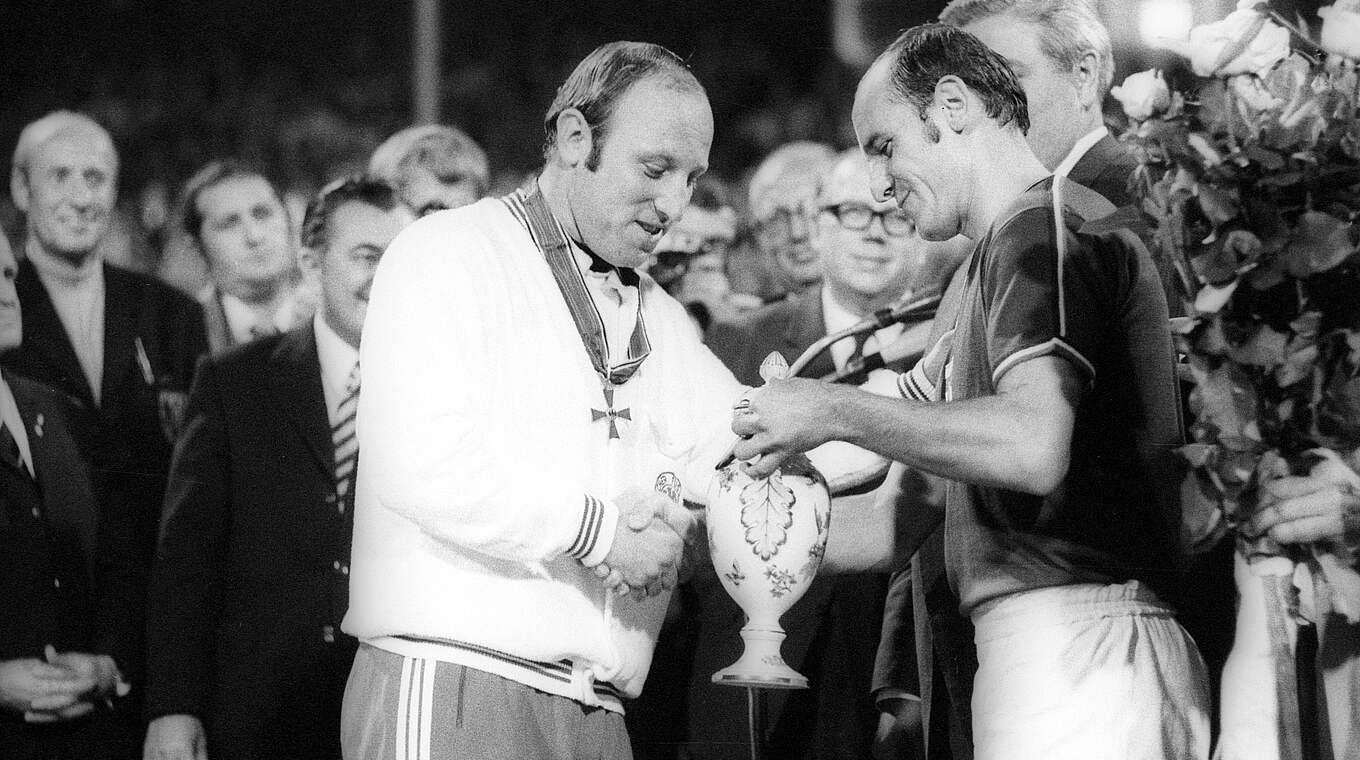 Erster Sportler mit dem Bundesverdienstkreuz: Uwe Seeler (v.l.) 1970 in Nürnberg  © imago