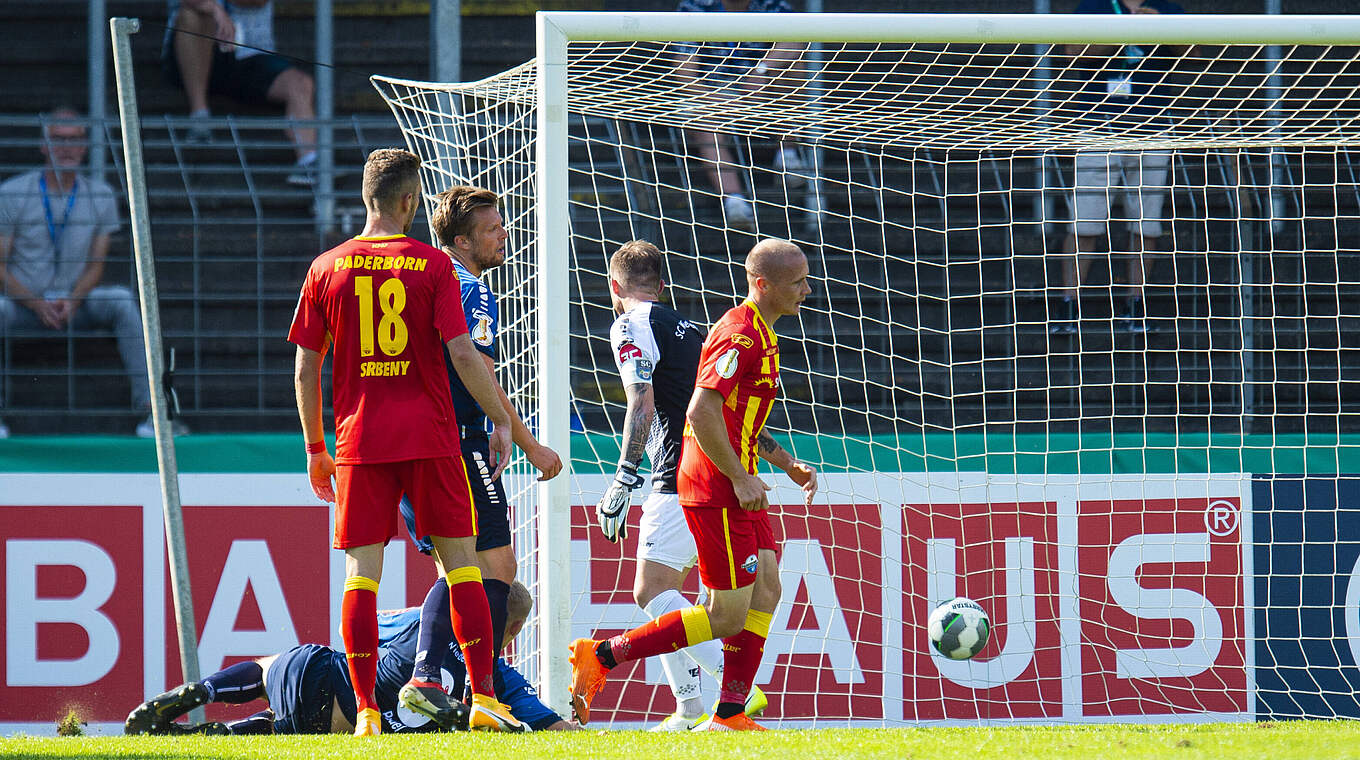 Nachbarschaftsduell: Der SC Paderborn weist den SC Wiedenbrück in die Schranken © imago