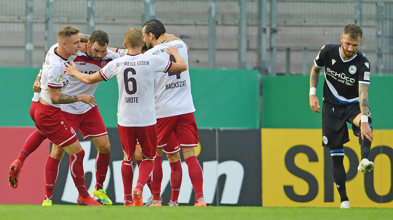Simon Engelmann (second from left) celebrates with his RWE teammates: "We had a great game" © Getty Images