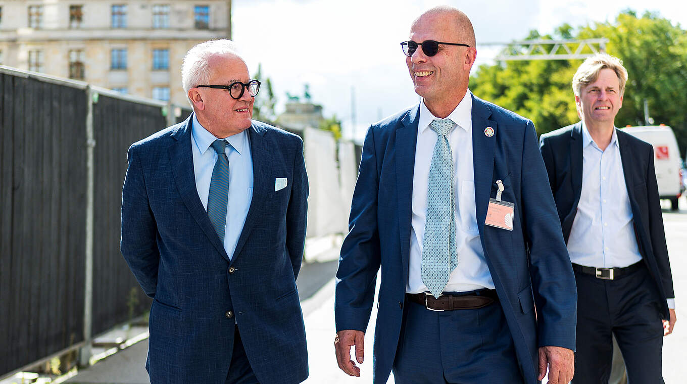 Beraten Keller (l.) zu EURO-Nachhaltigkeitsprojekten: Bachmann und Kruse (r.) © Getty Images