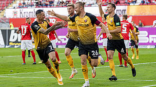 Jubel über den Auftaktsieg beim 1. FCK: Dynamo Dresden um Sebastian Mai (Nr. 26) © Getty Images
