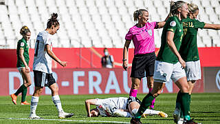 Zieht sich im EM-Qualifikationsspiel gegen Irland eine Verletzung zu: Giulia Gwinn (M.) © imago images/Beautiful Sports