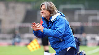 Sieg zum Auftakt: Schalke-Coach Norbert Elgert © imago images / Thomas Bielefeld