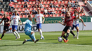 Treffer zum 1:0: Maximilian Beister (2.v.r.) überwindet KFC-Keeper Königshofer. © imago