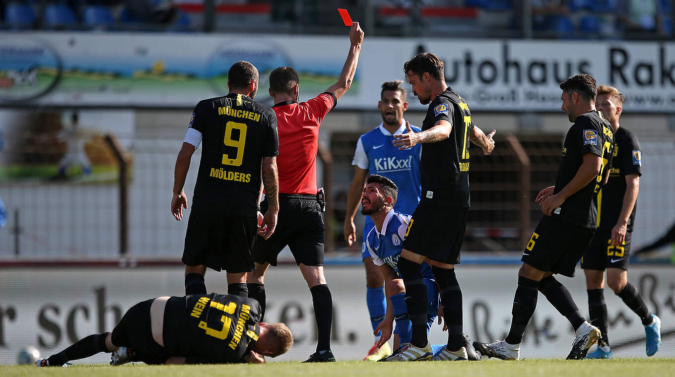 Muss zwei Spiele in der 3. Liga aussetzen: Meppens Hassan Amin (4.v.l.) © imago