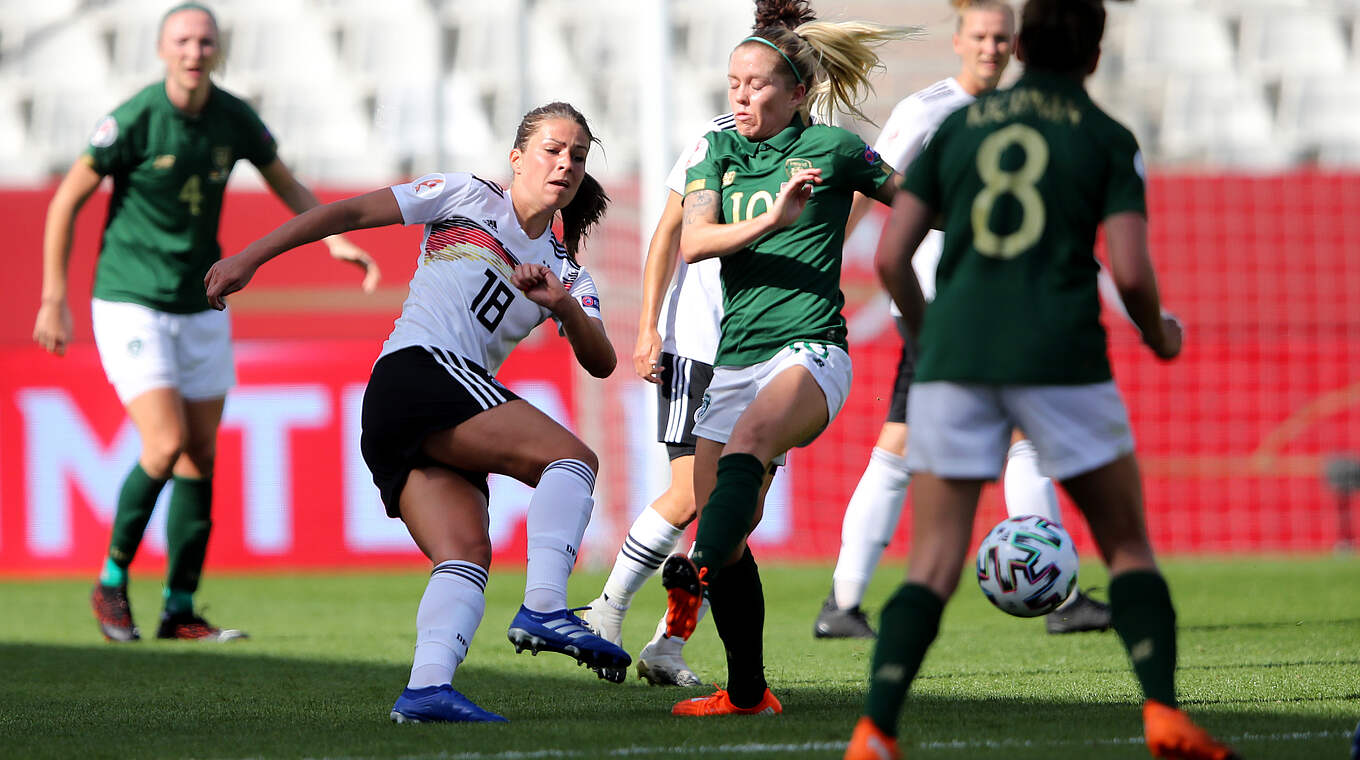 Für die Fans die beste Spielerin der Partie gegen Irland: Melanie Leupolz (2.v.l.) © Getty Images