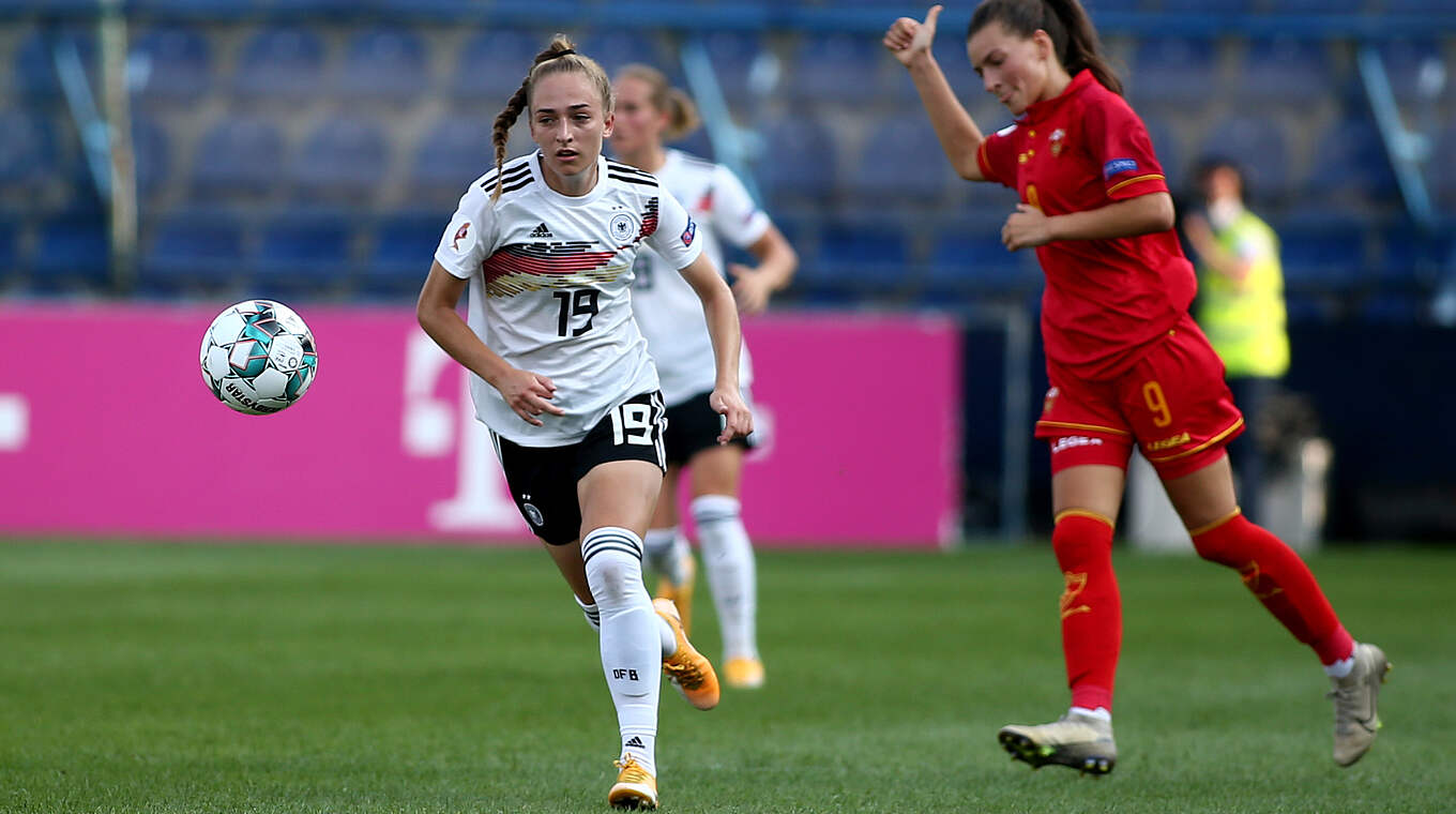 One of many young Germany players: Sophia Kleinherne (left) © 