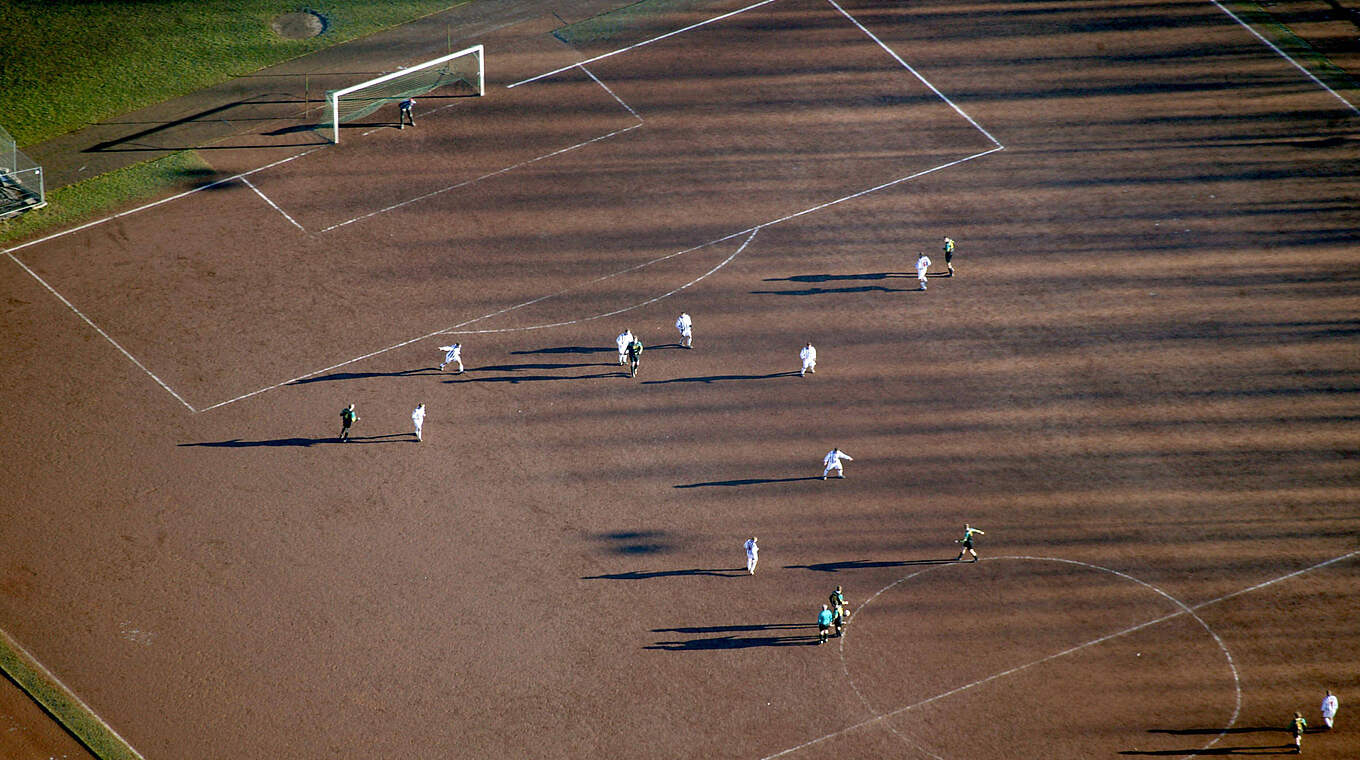 Auf der Asche fing es meistens an: Hier dreht sich alles um den Amateurfußball © imago