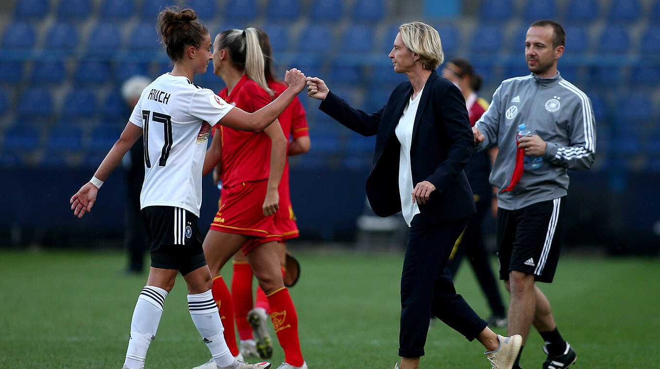 Voss-Tecklenburg (2.v.r.): "Es ist toll, dass wir endlich wieder Fußball spielen dürfen" © Getty Images