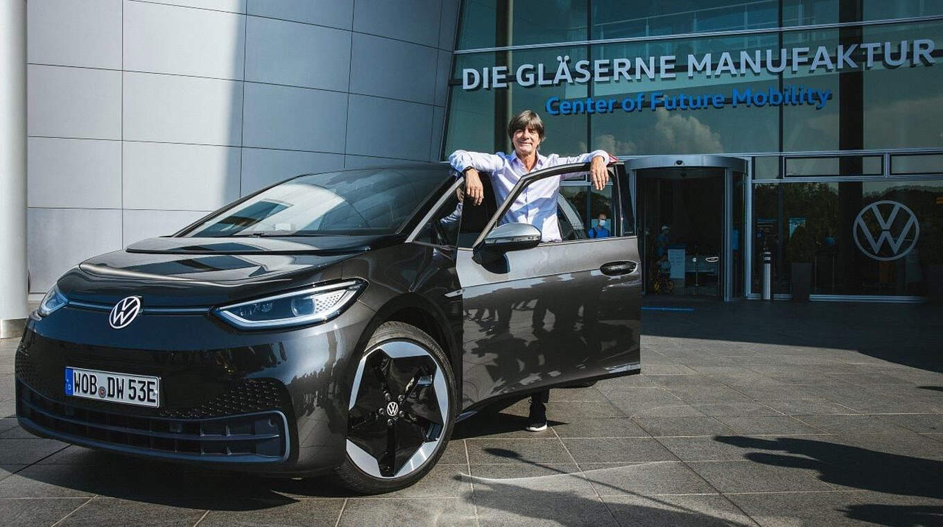 Joachim Löw: "Ich konnte mich schon immer für technische Neuerungen begeistern" © Volkswagen
