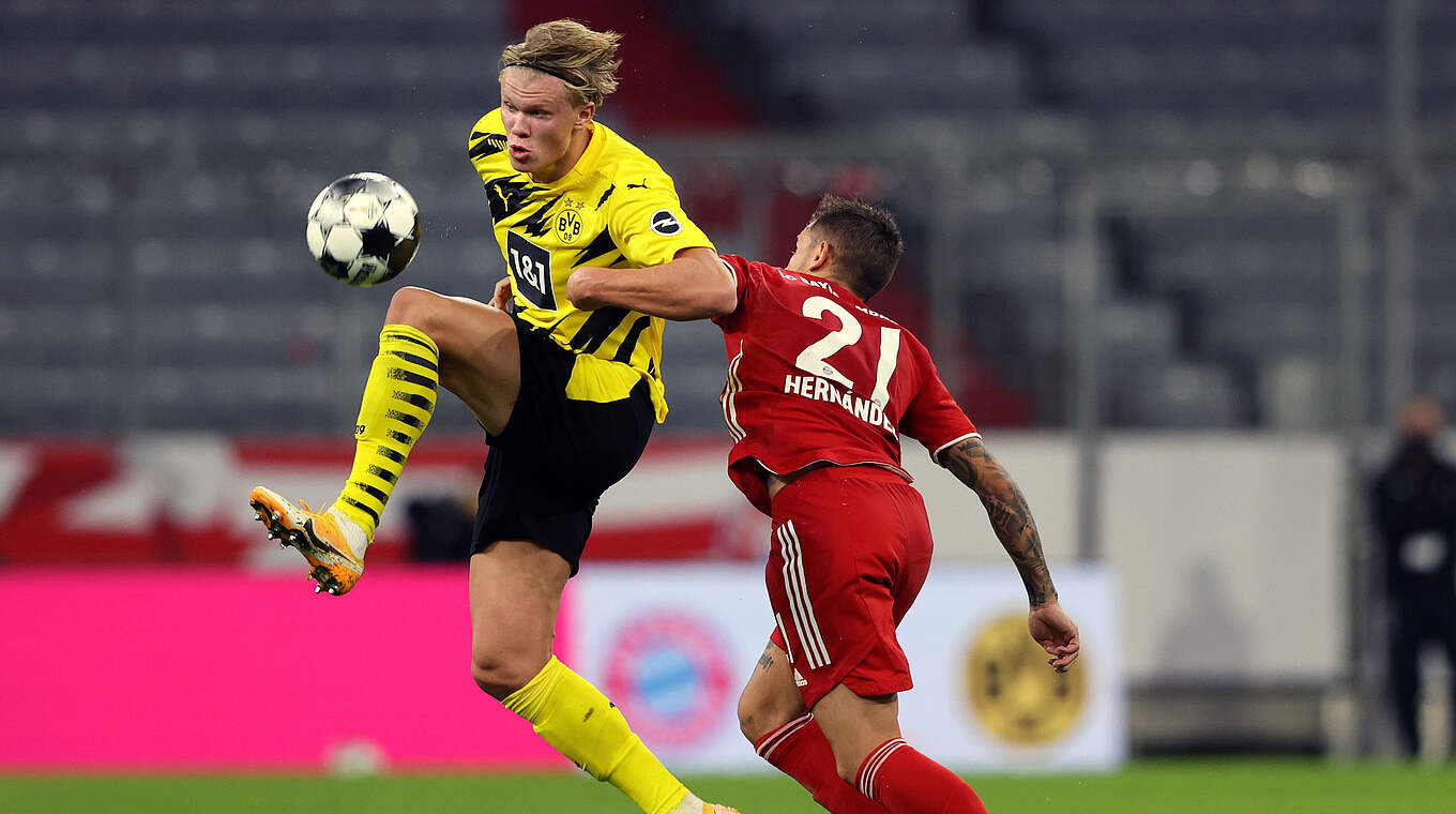 Duell um den Ball: Erling Haaland (v.) vom BVB gegen Bayerns Lucas Hernandez © Getty Images