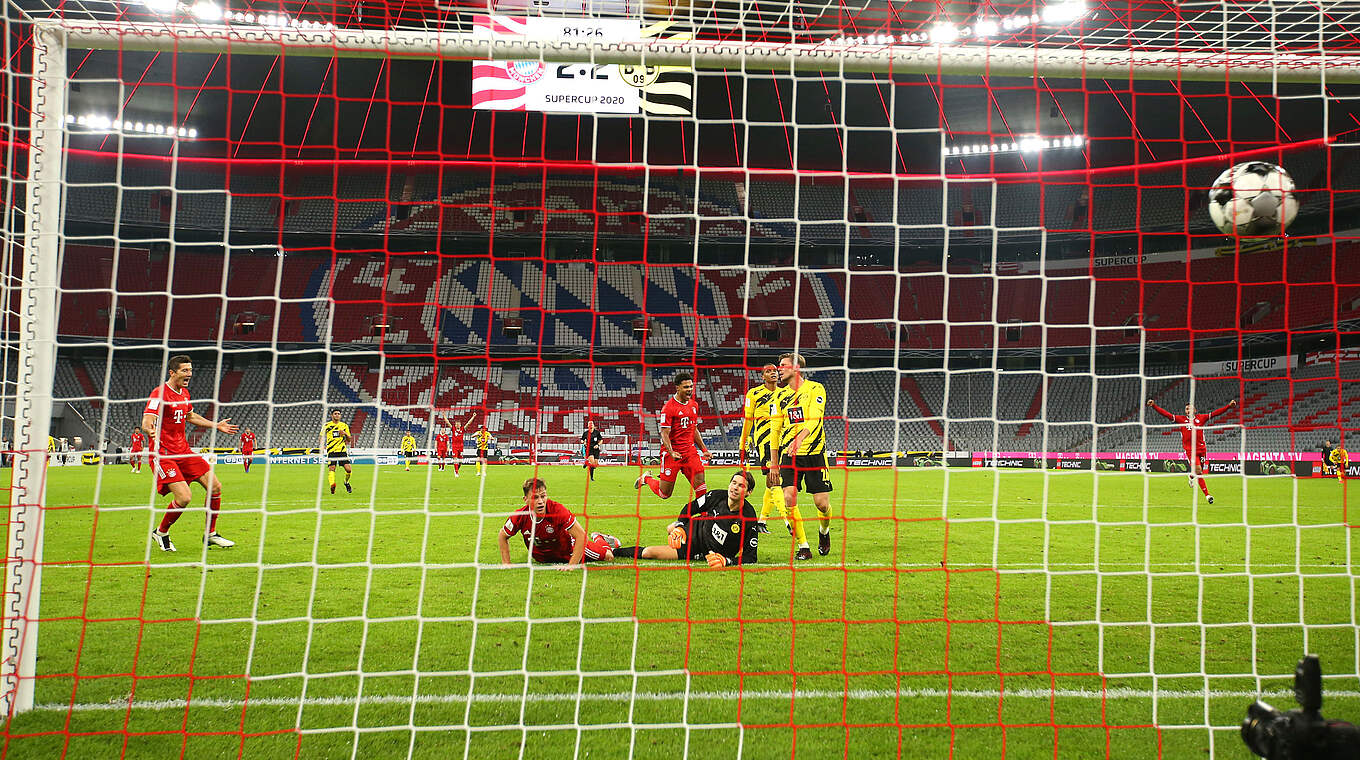 Spektakulärer Treffer zum 3:2: Kimmich überwindet BVB-Keeper Hitz © Getty Images