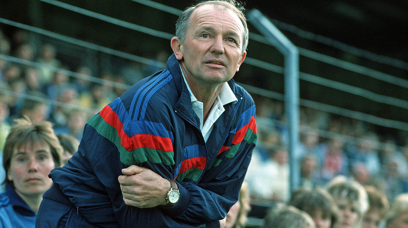 Erster Trainer der Frauen-Nationalmannschaft: Fußball-Lehrer Gero Bisanz © 1989 Getty Images