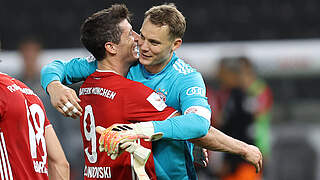 Bayern players leading the way: Robert Lewandowski beats Manuel Neuer © JŸrgen Fromme / firo Sportphoto  / JŸrgen Fromme / firo Sportphoto