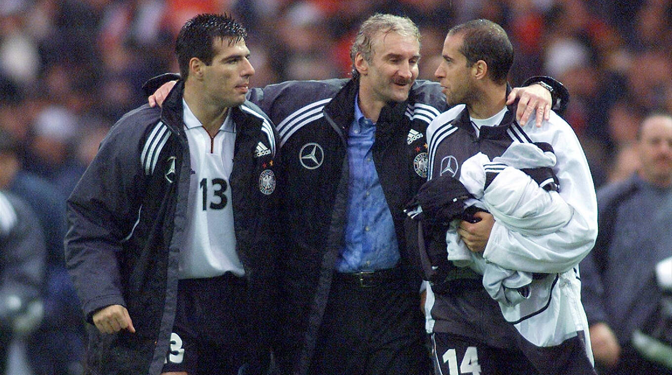 Jubel in Wembley: Teamchef Rudi Völler mit Paulo Rink (l.) und Stefan Beinlich (r.) © imago