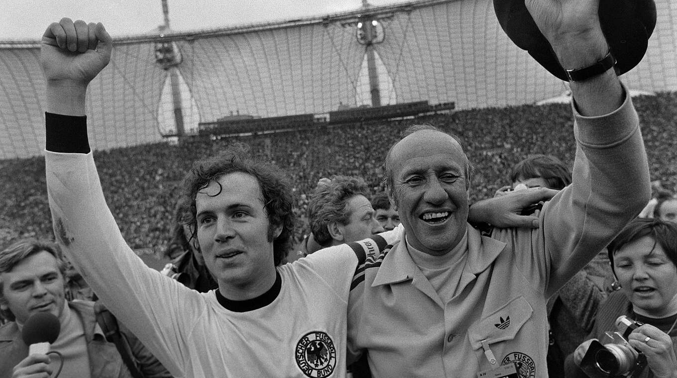 Feiern den WM-Titel 1974 im Olympiastadion: Beckenbauer (l.) und Schön © imago images/WEREK