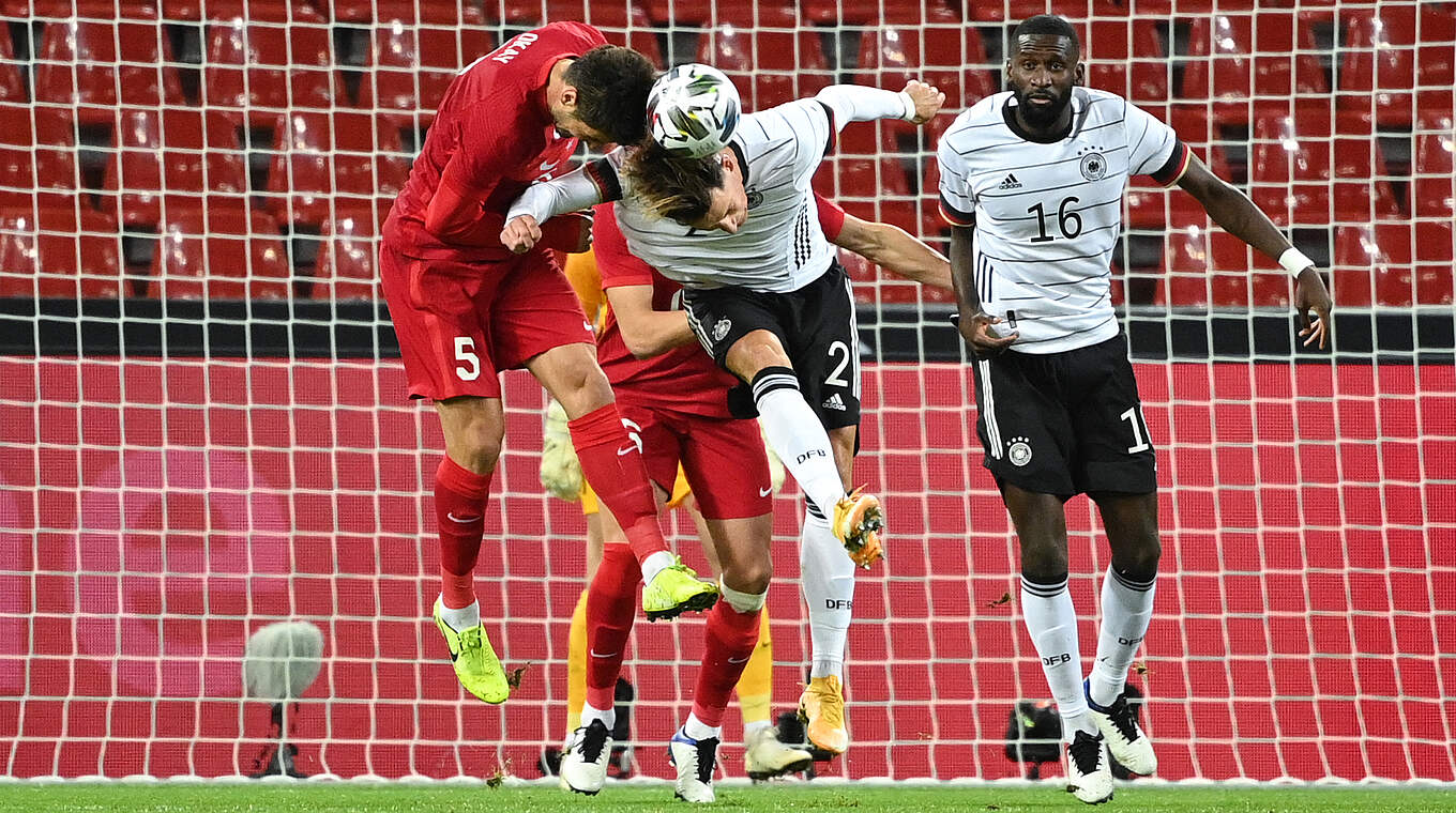 Enge Zweikämpfe in Köln: Das DFB-Team und die Türkei duellieren sich um jeden Ball © Getty Images