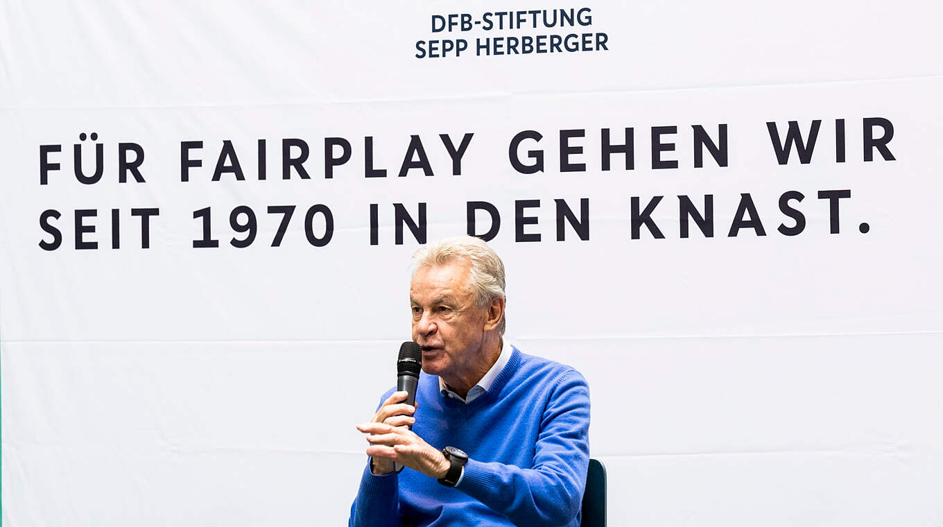 Ottmar Hitzfeld in der JVA Bruchsal: "Man muss sich den Gegebenheiten stellen" © Klaus Venus