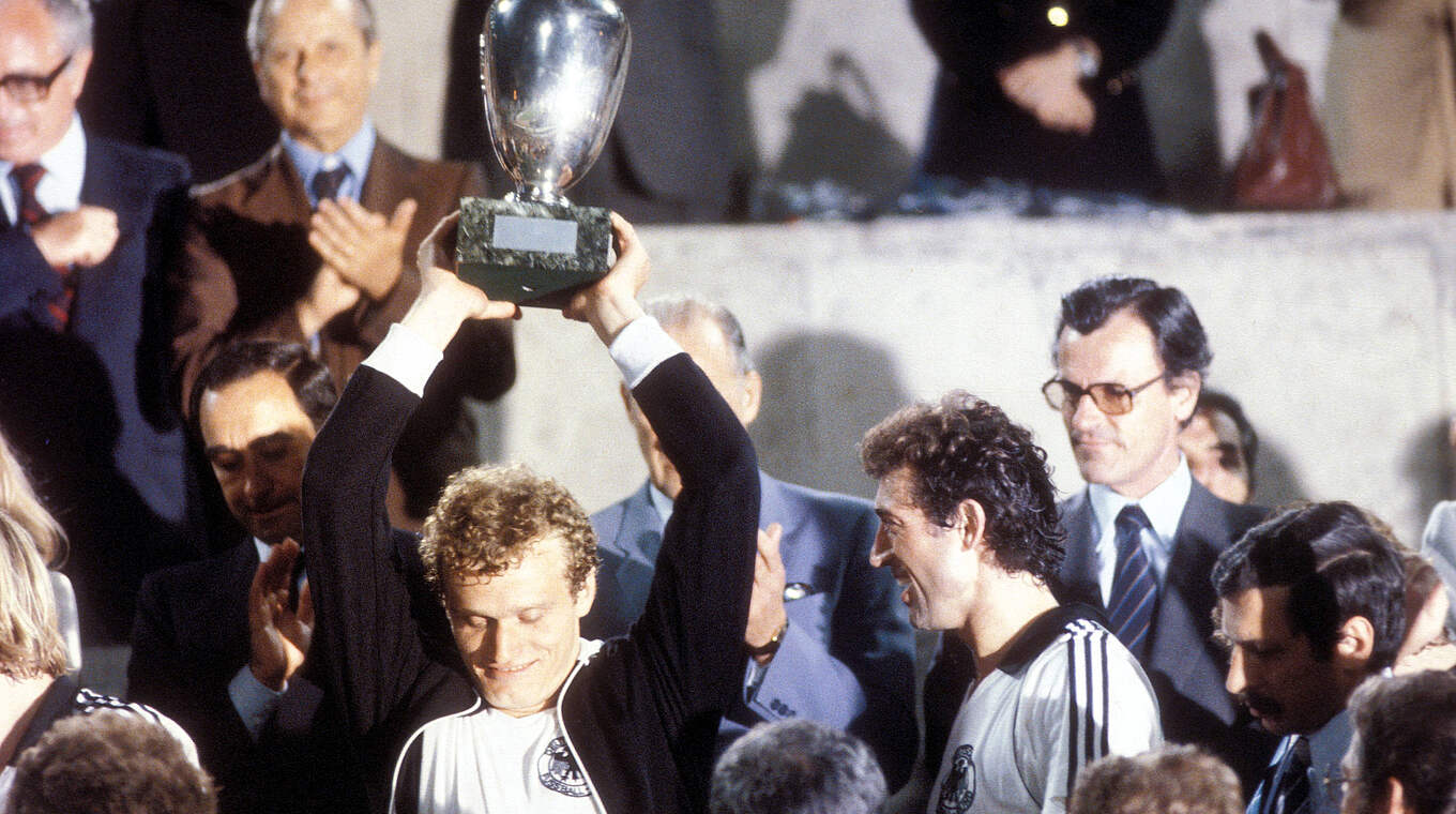 Europameister 1980: Briegel (M.l.) gewinnt mit der Nationalmannschaft den Titel in Rom © Imago